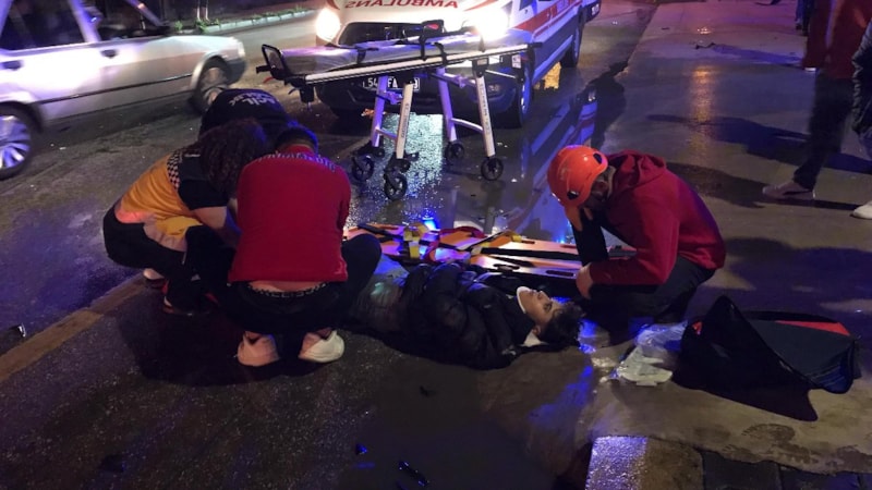 Sakarya'da ticari araç ile motosiklet çarpıştı: 2 yaralı