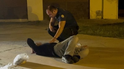 Antalya'da alkol komasına giren şahıs çevredekilerden sigara istedi