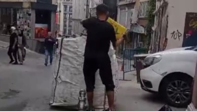 Fatih'te kağıt toplayıcıları ağır olsun diye su döktü