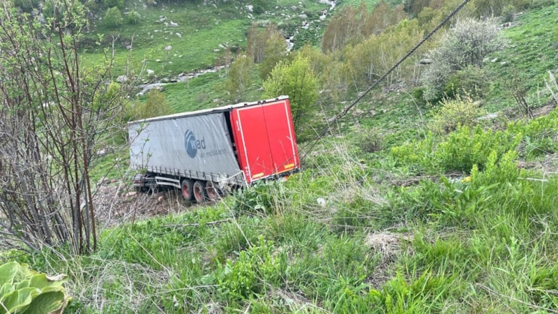 Ardahan'da virajı alamayan tır şarampole yuvarlandı