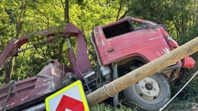 Sarıyer’de bariyerleri aşan vinç şarampole uçtu