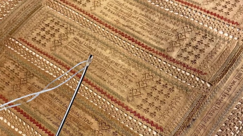 Kanaviçeyi saçlarını tek tek yolarak işledi! Eserleri tüyler ürpertti...