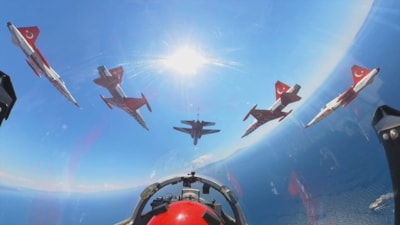 Türk Yıldızları'nın HÜRJET ile kol uçuşunun kokpit görüntüleri