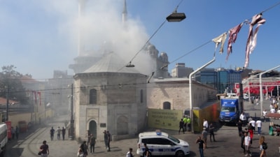 Taksim Meydanı'nda yangın: Patlayan boyalar paniğe neden oldu