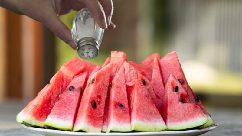 Deneyen vazgeçemiyor: Kapuza tuz serpip yiyin, bakın ne oluyor