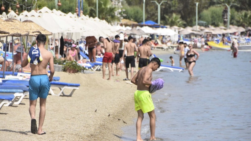 Bodrum'da hava sıcaklığı 38 dereceye yükseldi: Vatandaşlar sahillere akın etti