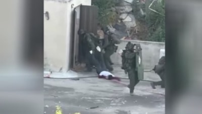 İsrail askerleri, öldürdükleri Filistinlinin cesedine el koydu