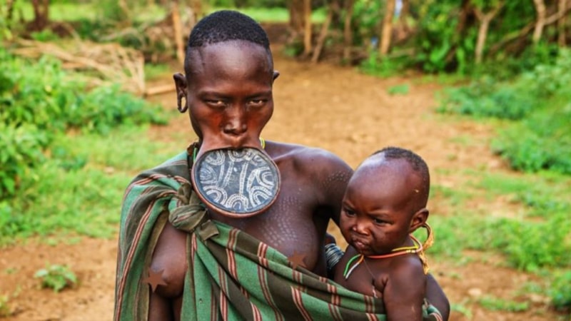 Afrikalı kadınların dudaklarına tabak takmasının nedeni bakın neymiş…