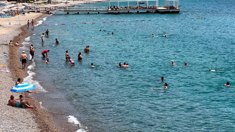 Bodrum'da hava sıcaklığı 48 dereceye yükseldi: Vatandaşlar sahile akın etti