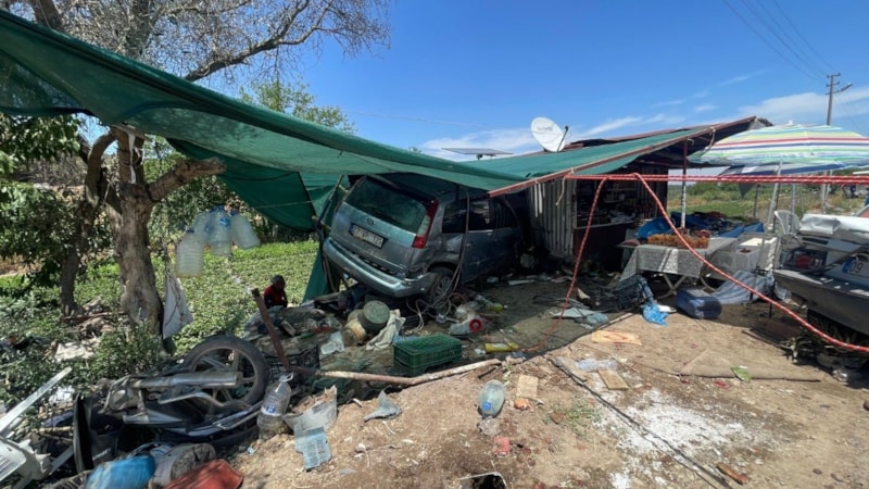 Aydın'da otomobil yol kenarındaki iş yerine daldı: 1 ölü