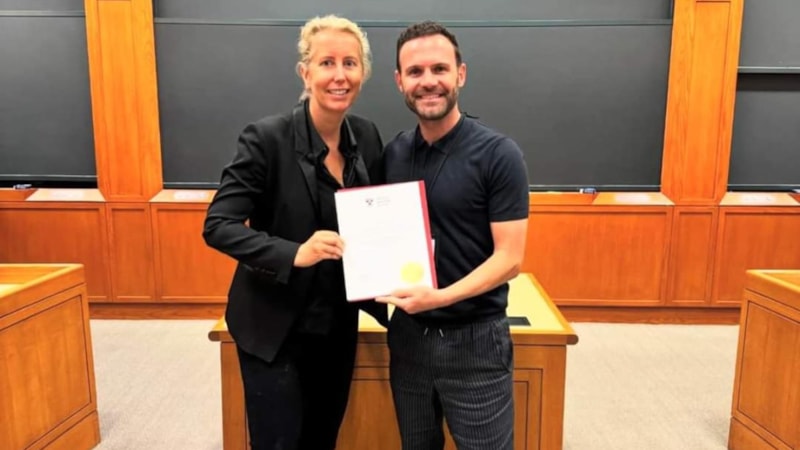 Juan Mata, Harvard Üniversitesi'nden mezun oldu