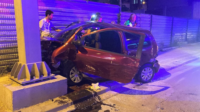 Kocaeli'de otomobil tır ve tabela direğine çarptı: 4 yaralı