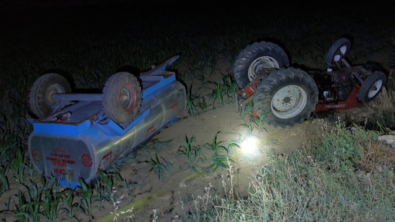 İzmir'de devrilen traktörün altında kalan sürücü hayatını kaybetti