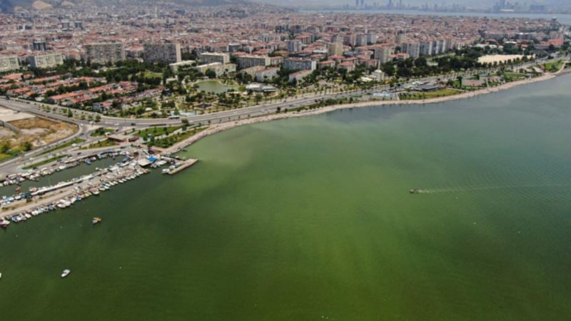 İzmir'de denizin rengi değişti