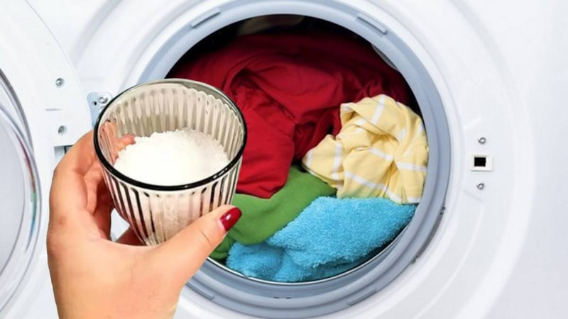 Renkleri karışan çamaşırlara pratik çözüm: Yarım su bardağı ekleyin, eski haline dönecek