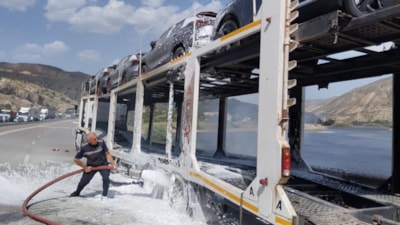 Sivas'ta sıfır kilometre araçlar yanmaktan son anda kurtarıldı