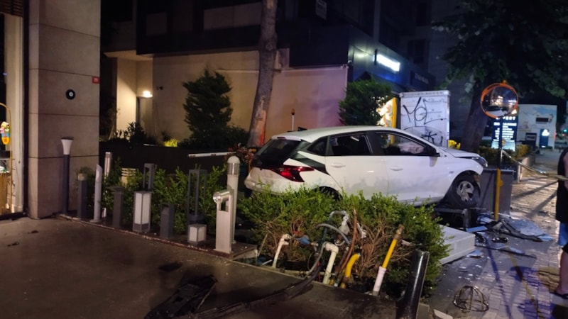 İstanbul'da bir araç binanın doğal gaz kutusuna çarptı: 2 yaralı