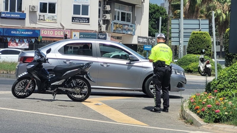 Antalya'da otomobille motosiklet çarpıştı: 1 yaralı