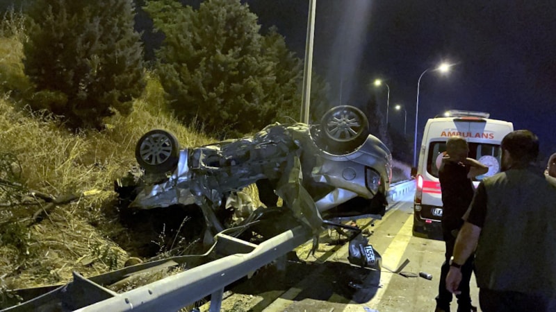 Kocaeli'de bariyerlere çarpan araç parçalandı: 3 kişi öldü