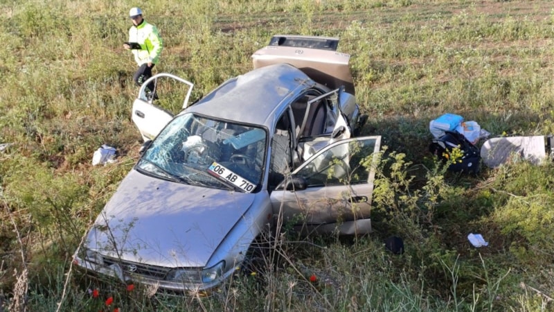 Çorum'da kontrolden çıkan otomobil tarlaya uçtu: 3’ü çocuk 7 yaralı
