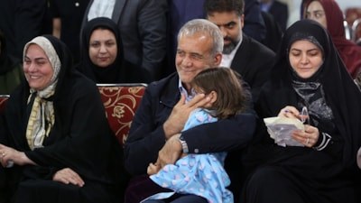 İran'ın cumhurbaşkanı adayı Pezeşkiyan'dan başörtü zorunluluğuna eleştiri