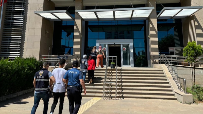 Adıyaman'da ehliyet sınavında kopya düzeneği ile yakalandı: 3 kişi gözaltında