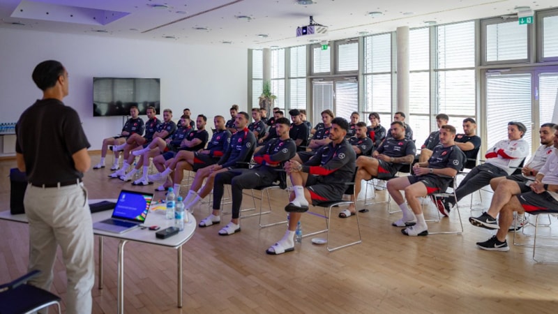 Hakem Serdar Gözübüyük'ten A Milli Takım'a sunum