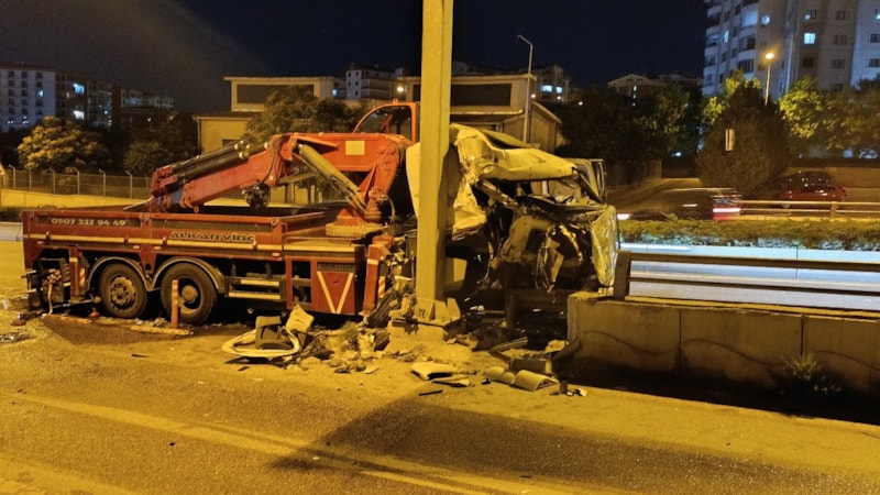 Ankara'da kontrolden çıkan vinç bariyerlere çarptı: 2 yaralı