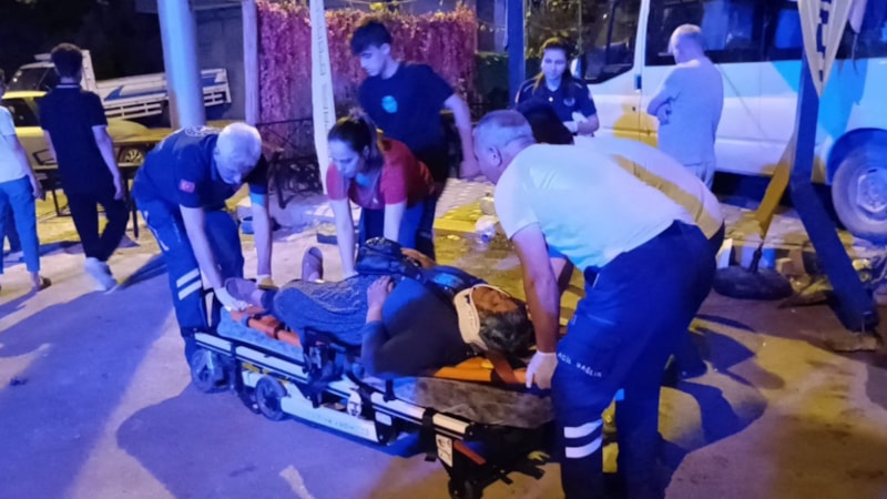 Adana'da otomobil ile minibüs çarpıştı: 4 yaralı