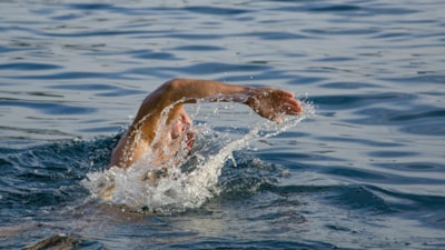 Uzmanlar uyardı: Kontakt lensle yüzmeyin