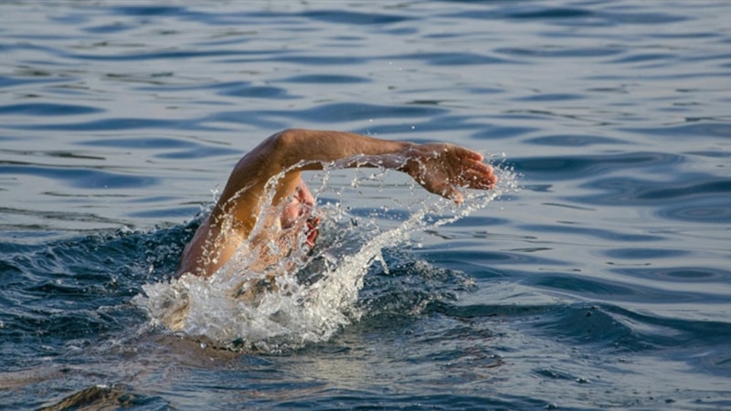 Uzmanlar uyardı: Kontakt lensle yüzmeyin