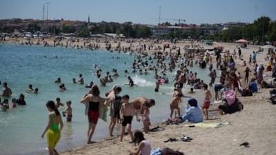 Bayramda tatile gidemeyen İstanbullular Yeşilköy sahiline akın etti
