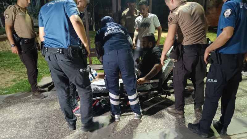 Denizli'de kızların kavgasını ayırmak isterken yaralandı