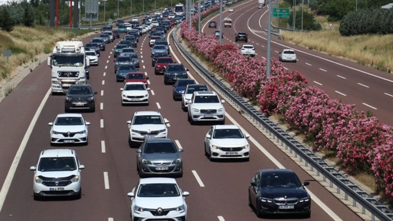 Uzun yol sürücülerinin en az 8 saat uyuması gerekiyor