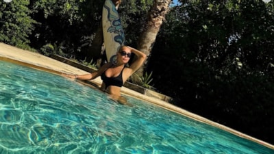 Yonca Evcimik Fedon'a rakip oldu! Havuzun içinde poz verdi