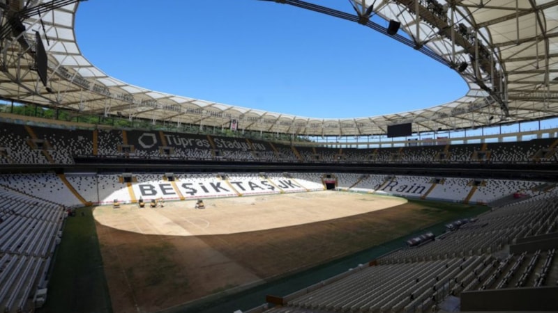 Dolmabahçe'de saha zemini yenileniyor