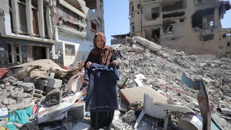 Gazze'den gelen en acı kare: Enkazda evlatlarını arıyor