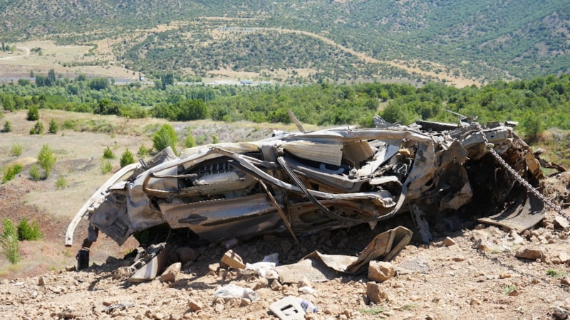 Çankırı'da freni boşalan tırdaki beton bloklar otomobilin üzerine devrildi: 1 ölü, 1 ağır yaralı