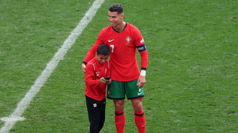 Minik taraftar, Cristiano Ronaldo ile fotoğraf çekilmek için sahaya girdi