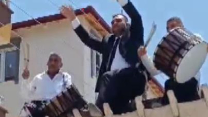 Hatay'da operatör damat gelin almaya kepçeyle gitti