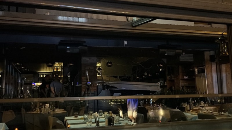 İstanbul Kadıköy'de bir restoranın asma tavanı çöktü