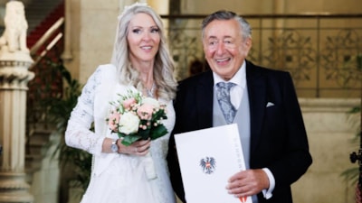 Ünlü milyarder kendisinden 49 yaş küçük sevgilisiyle evlendi: Düğün gecesi hastaneye kaldırıldı