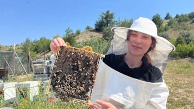 Yurt dışını bırakıp Eskişehir'in dağlarında bal üretmeye başladı