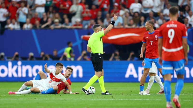 Avrupa Futbol Şampiyonası tarihine geçen an! Çekya 10 kişi kaldı