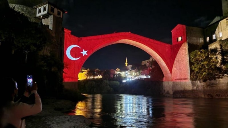 Bosna Hersek'te tarihi Mostar Köprüsü'ne ay-yıldızlı bayrağımız yansıtıldı