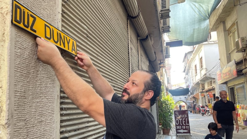 Adana'da Dünya'nın düz olduğunu savunan adam sokağın adını değiştirdi