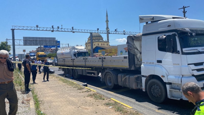 Düzce'de eşinin kullandığı motosikletten düştü, tırın altında kaldı