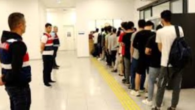 Sınırda insan kaçakçılığı yaptığı iddia edilen general tutuklandı