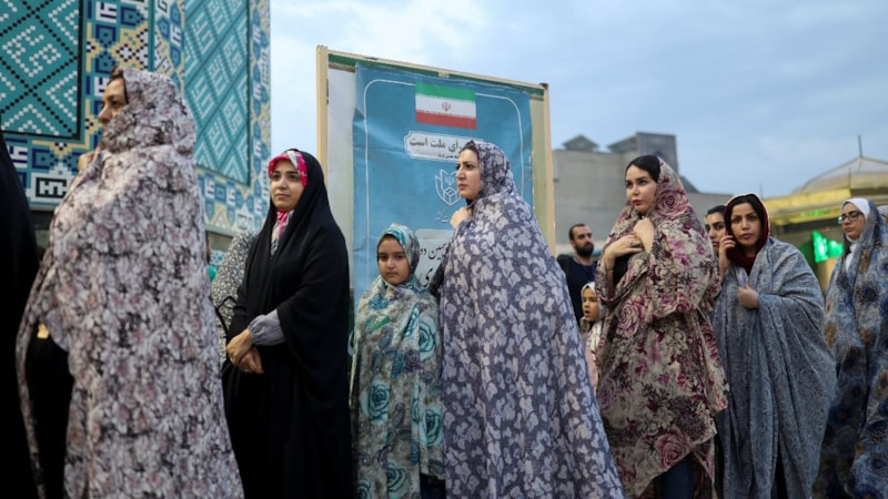 İran'da cumhurbaşkanlığı seçimlerinde oy verme süresi sona erdi