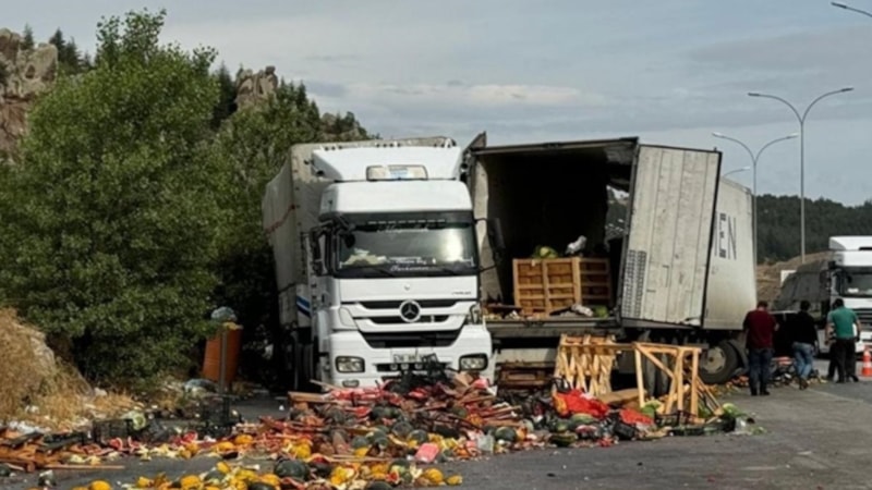 Afyonkarahisar'da yolcu otobüsü ile tır çarpıştı: 14 yaralı